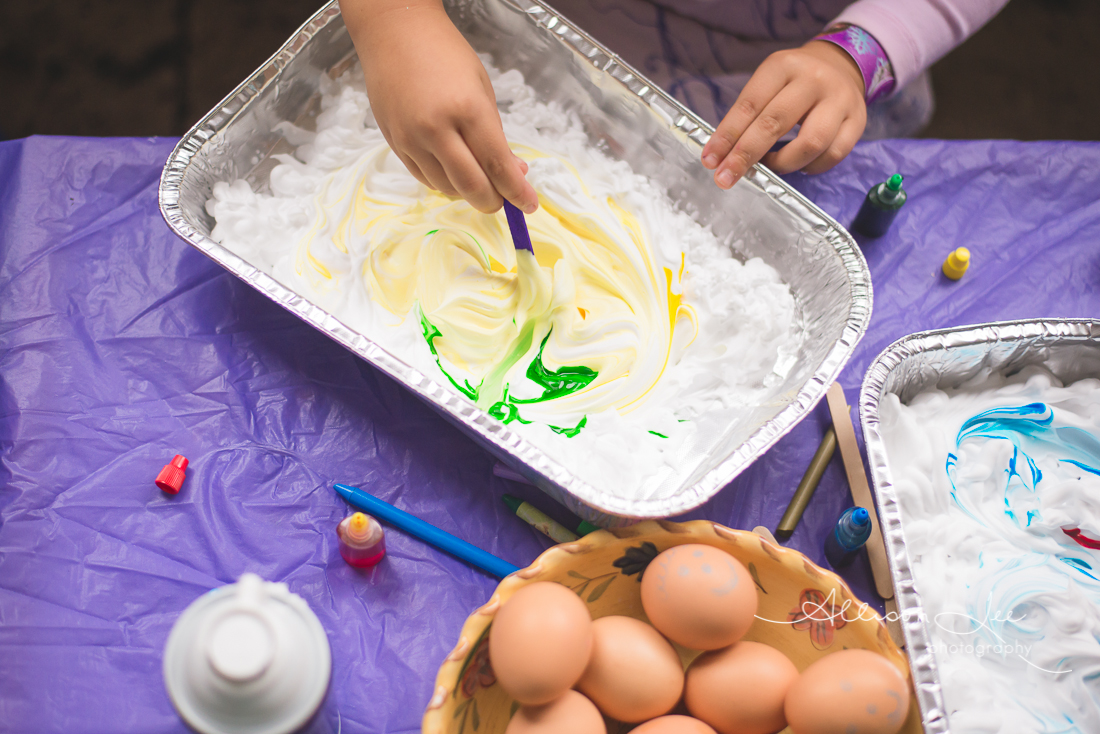 Children dyeing easter eggs